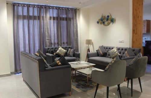 Kumarhatti Apartment | Mountain & Valley View Luxury 2 BHK Kasauli