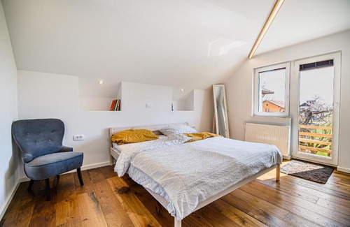 Praprotna Polica Apartment | Mountain View Apartment with Sauna