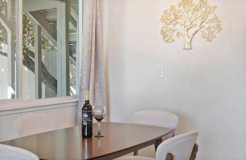 Pacifica Apartment | Mountain View 2BR 1 Bath Retreat with Private Lanai