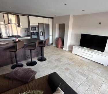 Nantgarw House | Mountain View - 3 Bedroom home