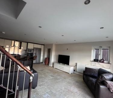 Nantgarw House | Mountain View - 3 Bedroom home