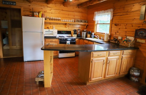 Jefferson Cabin | Mountain View Cabin with Hot Tub near Santas Village