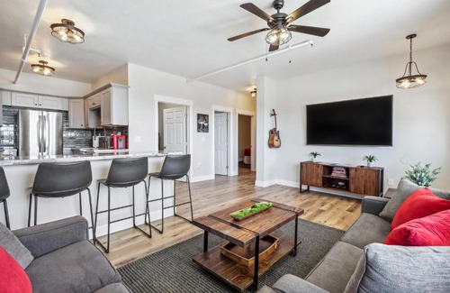 Virginia City Apartment | Mountain-View Deck Stylish Virginia City Apt!