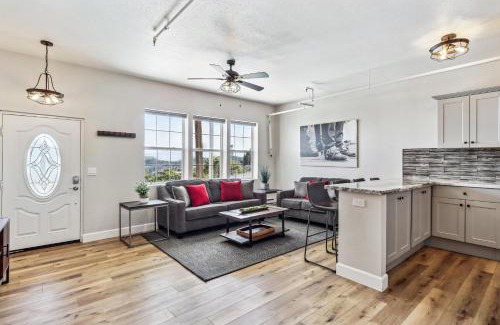 Virginia City Apartment | Mountain-View Deck Stylish Virginia City Apt!