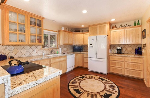 Whispering Forest Cabin | Mountain View Escape by Destination Big Bear : Relaxing Views of the Snow Summit & Bear Mtn! Pool Table! WiFi & Streaming TV!