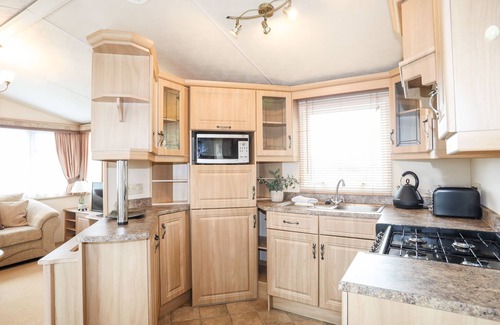 Caergeiliog Cottage | MOUNTAIN VIEW LODGE 2, pet friendly, with a garden in Valley