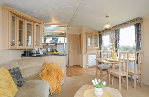 Caergeiliog Cottage | MOUNTAIN VIEW LODGE, pet friendly, with a garden in Valley