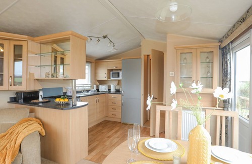Caergeiliog Cottage | MOUNTAIN VIEW LODGE, pet friendly, with a garden in Valley