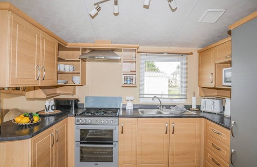 Caergeiliog Cottage | MOUNTAIN VIEW LODGE, pet friendly, with a garden in Valley