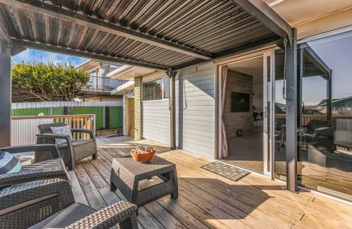 Stoke House | Mountain View - Nelson Holiday Home