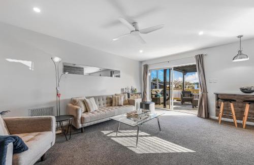 Stoke House | Mountain View - Nelson Holiday Home