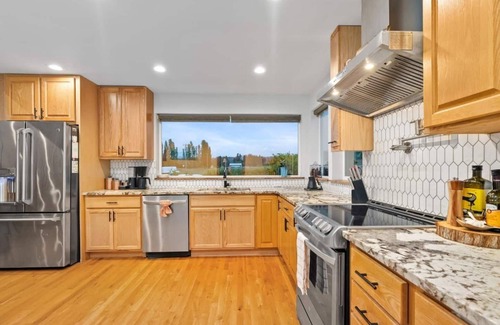 Port Angeles House | Mountain-view villa retreat with hot tub & sauna