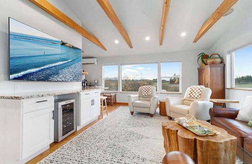 Port Angeles House | Mountain-view villa retreat with hot tub & sauna