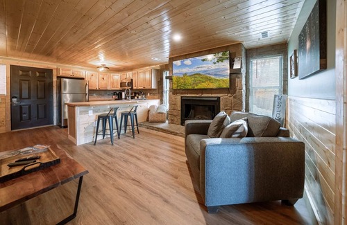 Caton Apartment | Mountain Views at Dolly's Castle Unit 1