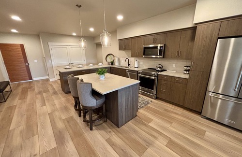 Redmond Condo | Mountain views condo with coffee/restaurant on first floor