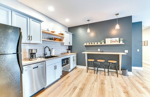 Sandgate Apartment | Mountain Views & Fire Pit: Sandgate Getaway