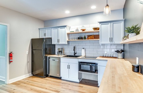 Sandgate Apartment | Mountain Views & Fire Pit: Sandgate Getaway
