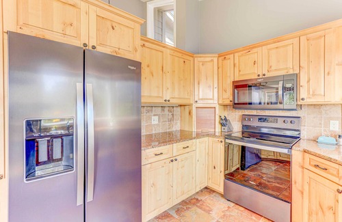 Black Hawk House | Mountain Views + Hot Tub: Airy Forest Escape!