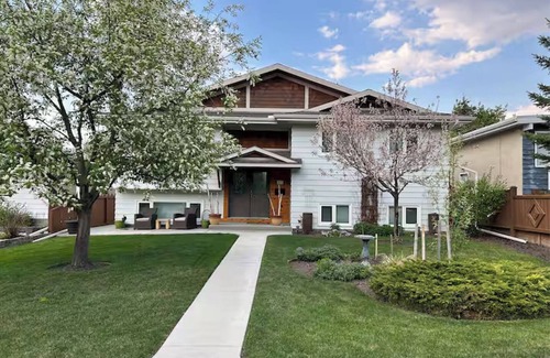 Northwest Calgary House | Mountains, river, parks, close to downtown. 5 Bedrooms, 3 Full bathrooms.