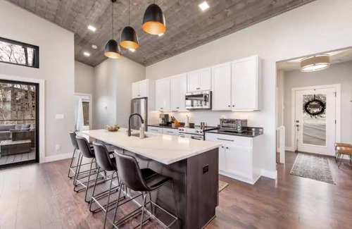 Innsbrook House | Mountaintop living at one of the highest points in Innsbrook!