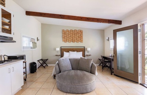 La Presa House | Mountaintop View + Outdoor Hot Soak Tub & Cinema