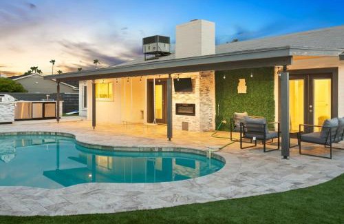 Sunburst Estates House | Movie Theater Heated Pool PuttPutt PoolTable Games