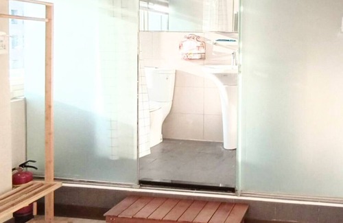 Zhongshan Apartment | 【MRT Luxury Room with Big Window and Balcony】Monthly Stay