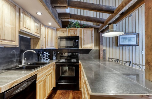 Century West Condo | Mt. Bachelor Village condo with tennis courts and nearby slope access