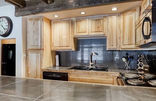 Century West Condo | Mt. Bachelor Village condo with tennis courts and nearby slope access