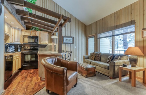 Century West Condo | Mt. Bachelor Village condo with tennis courts and nearby slope access