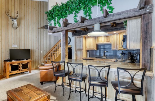 Century West Condo | Mt. Bachelor Village condo with tennis courts and nearby slope access