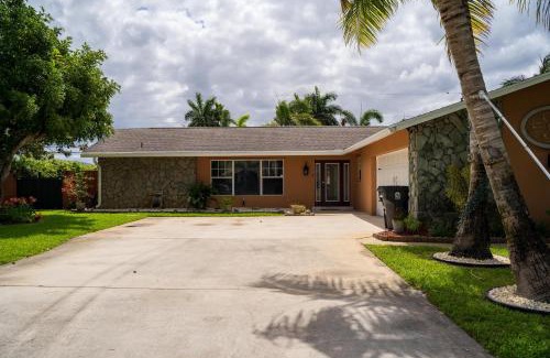 Florida Gardens House | Mt Irvine Luxe Pool Cottage/Close to Beach and Equestrian