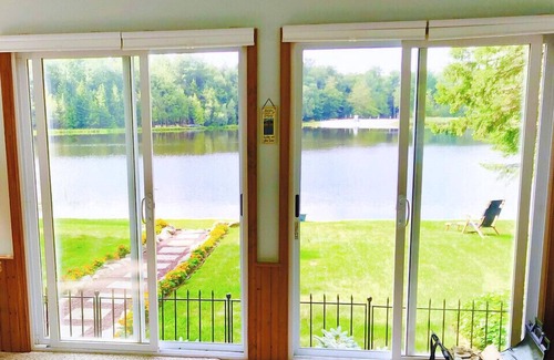 Blakeslee Cottage | ⛷⛱⛰Mt. Maplewood Lake Front❤️Seasonal Specials ★1BR★HotTub★Fireplace★Games★