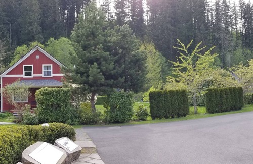 Wilkeson House | Mt Rainier Carbon Glacier Highway, Historic Mining Town, Wilkeson, Sleeps 4-6, C