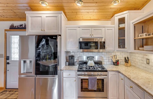 Unaka Cabin | Mtn-View Cabin w/Hot Tub & Balcony in Murphy