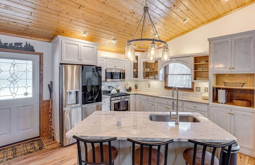 Unaka Cabin | Mtn-View Cabin w/Hot Tub & Balcony in Murphy