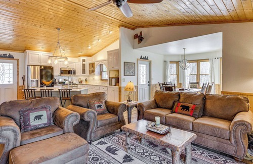 Unaka Cabin | Mtn-View Cabin w/Hot Tub & Balcony in Murphy