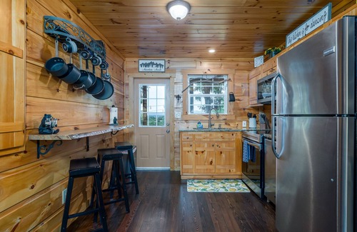 Williamstown Cabin | ☀️ Mtn view, Hot Tub, Fire Pit, Patio Swing, Giant Jenga,12 mi from Blue Ridge ⛰