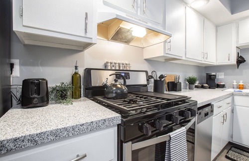 Riverside Apartment | MTR Private Apartment | 10min Downtown | Renovated | WiFi | Clean!
