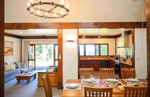 Kinloch Ski Chalet | Muirs Reef Lodge, Kinloch holiday home Lake Taupo. Private mountain & lake views