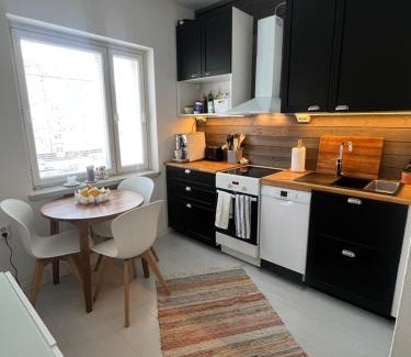 Hameenlinna Apartment | Mukavat kaksi huonetta ja keittiö aseman lähellä