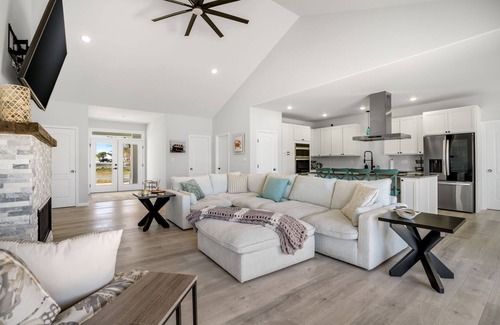 Greenbackville House | Mulligan Home - Waterfront w/boat dock & community pools!