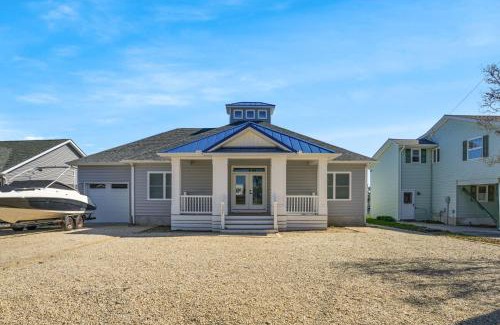 Greenbackville House | Mulligan Home - Waterfront, boat dock & community pools!