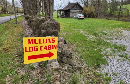 Berry Cabin | Mullins Log Cabin 1850s rustic cabin near Ark Sits on 5 acn15 min to ARKnnnn