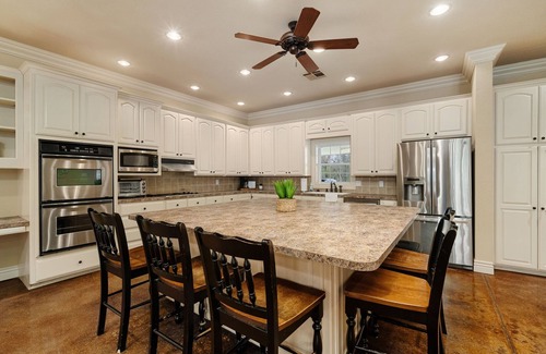 Cecil Cabin | Multi-family Lodge with 8 acre lake and plenty of space, 12 mins to Fort Smith