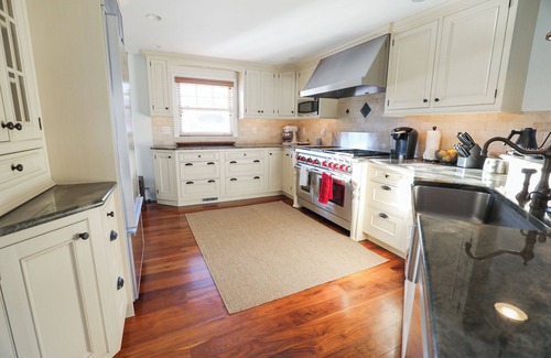 Fairfield House | Multi Family Saltwater Pool Retreat - 6 bedroom chateau in Fairfield nature!