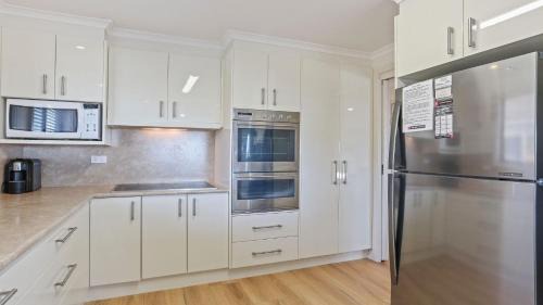 Bermagui House | Mumbulla House 22A Mumbulla Street- Large home with linen