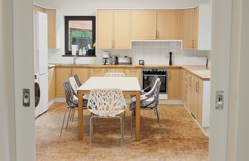 Am Waldfriedhof Apartment | Munich center just a 10-minute subway ride away: 130 m², 4 bedrooms, 2 bathrooms