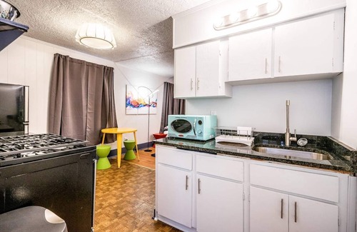 Central Oklahoma City Apartment | Mural studio-near Plaza District