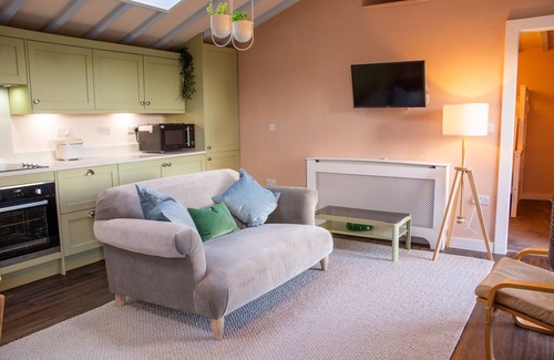 Llanddaniel Fab Cottage | Murmur y Coed - sleeps 5 guests in 2 bedrooms